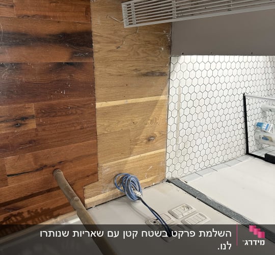 פרקט עץ מותקן על קיר עם חוטים חשמליים